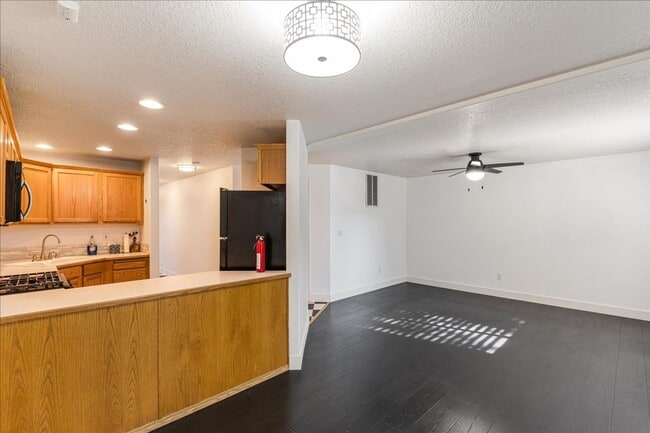 Foto del edificio - Versatile 4-Bedroom Corner Condo with Main...