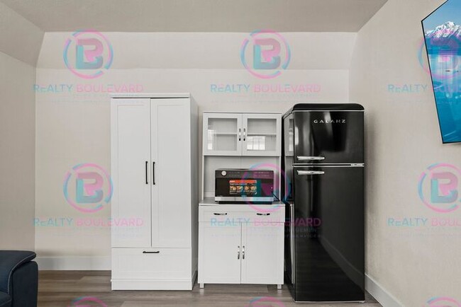 Foto del edificio - **1 Month Free** All Utilities $100 Included Free WIFI and Free Laundry Usage -Studio Apartments ...