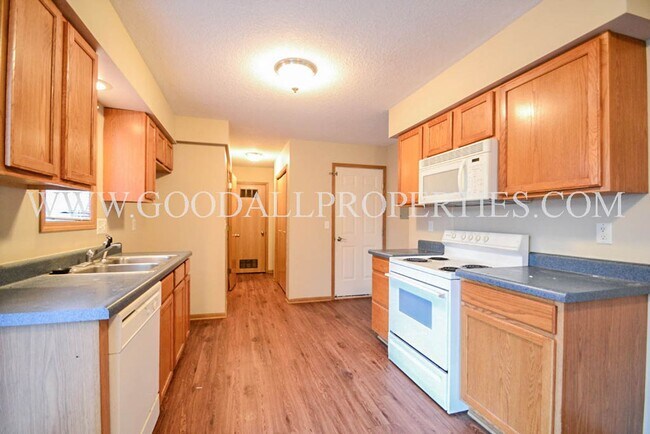 Foto del edificio - Wonderful 3 Bedroom Townhome in Van Meter with attached garage!!