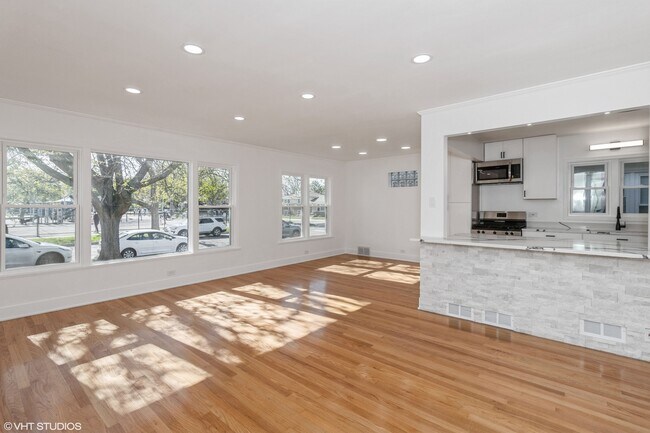 Foto del edificio - 6251 N Hamlin Ave