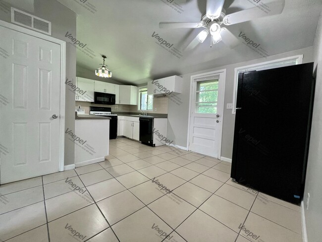 Building Photo - Fantastic South KCMO Ranch Style Home - Av...
