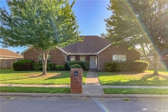 Building Photo - 714 N Meadowlands Dr
