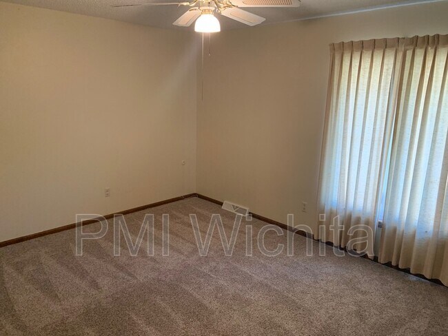 Building Photo - 201 N Willow Dr