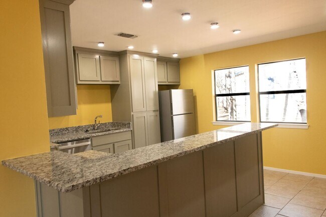 Foto del edificio - Newly Remodeled 3/2/1 on Wooded Lot