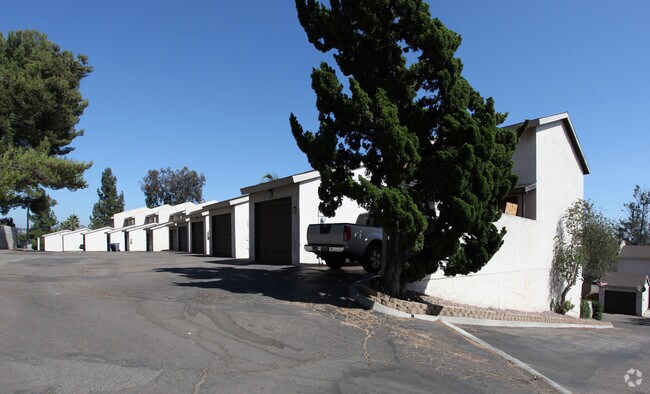 Building Photo - Parkway Villas