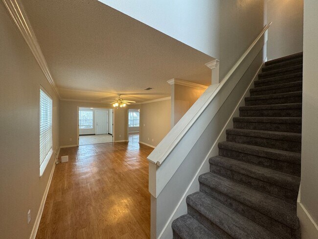 Building Photo - Large 4 Bedroom Home