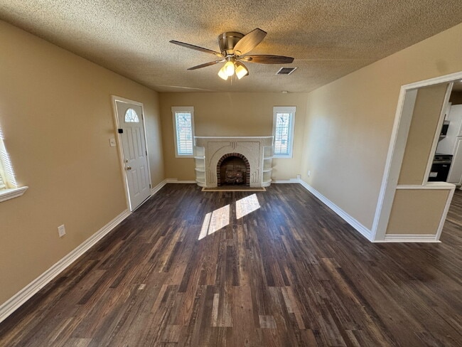 Building Photo - House Located Minutes Away From Texas Tech University!