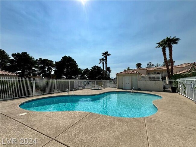 Foto del edificio - 3BEDROOM CONDO IN 89108