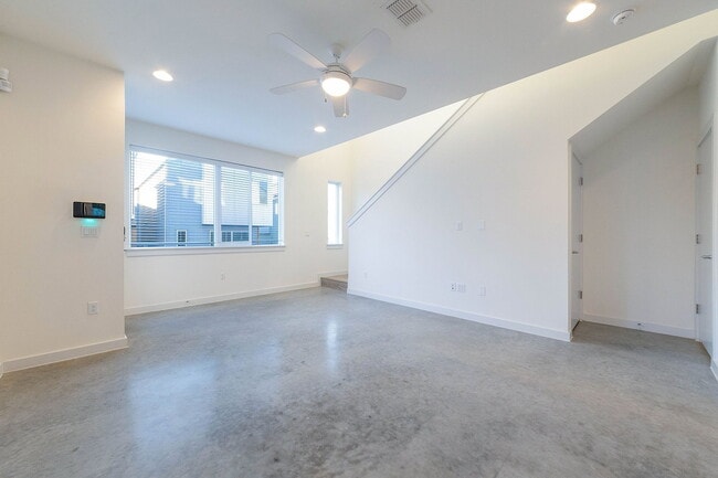 Building Photo - 801 N Bluff Dr