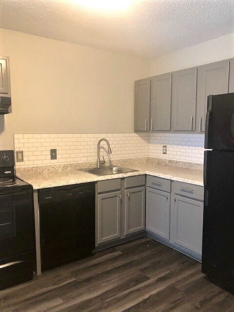 Building Photo - 2 Bedroom Modern Apartment; Fully Renovated