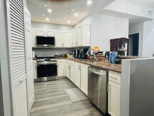 Foto del edificio - 5271 SW 8th St
