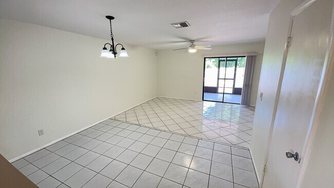 Building Photo - Newly renovated 2 bedroom Townhouse for Re...