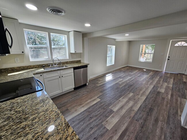 Foto del edificio - 3-Bedroom 2 Bath, 2-story home ready for you to call home today!