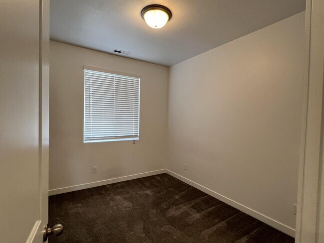 Building Photo - 415 S 1080 W