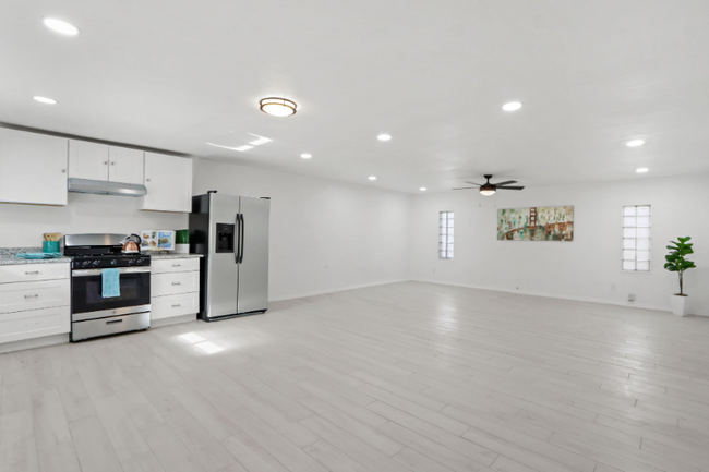 Building Photo - 9316 San Lorenzo Ave