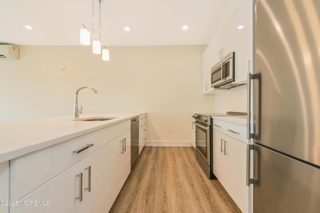 Building Photo - 700 Bangs Ave