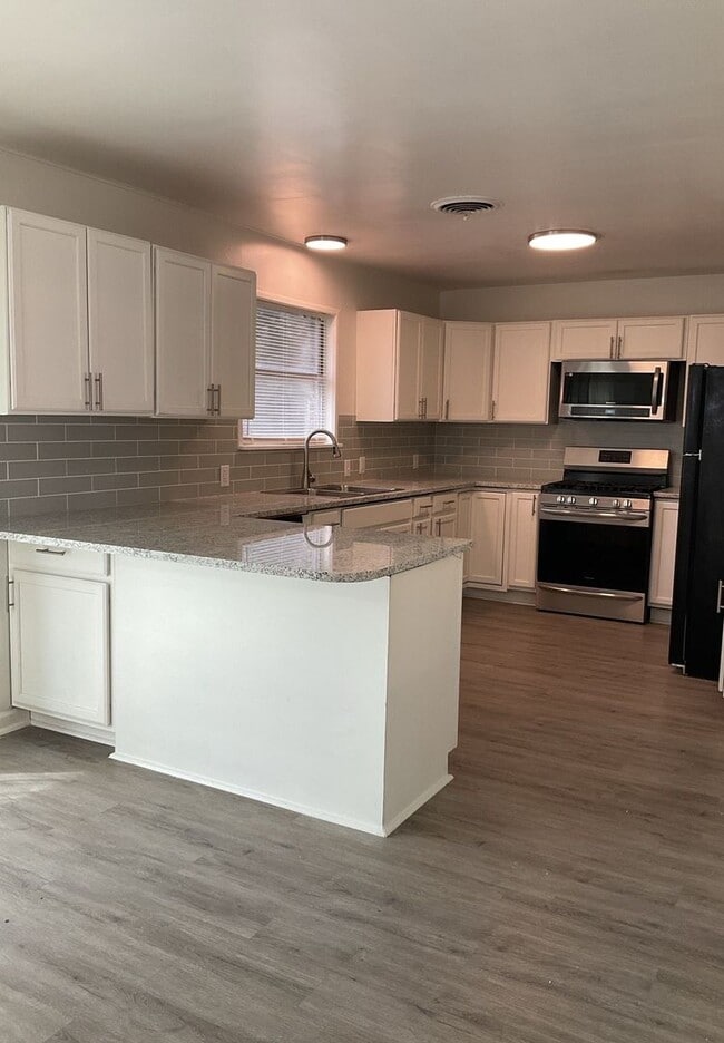 Building Photo - HUD APPROVED - FIRST MONTH FREE RENT - AVA...