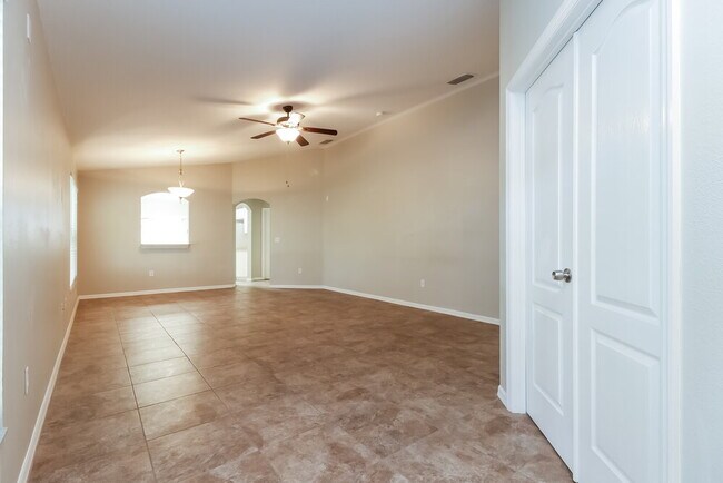 Foto del edificio - 402 Maple Pointe Dr