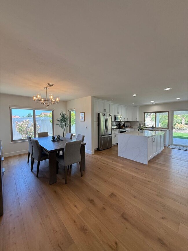 Foto del edificio - Gorgeous Remodeled 2Br/2Ba house W/2 Car attached  Garage in Oaks North