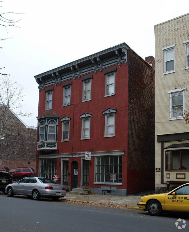 Building Photo - 4TH ST COMMONS