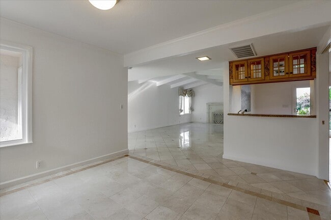 Building Photo - 21567 Rainbow Dr