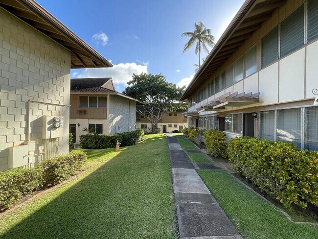 Building Photo - TROPIC GARDENS 2/2/1 split-level, end unit...