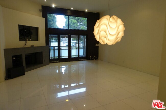 Building Photo - 3950 Vía Dolce