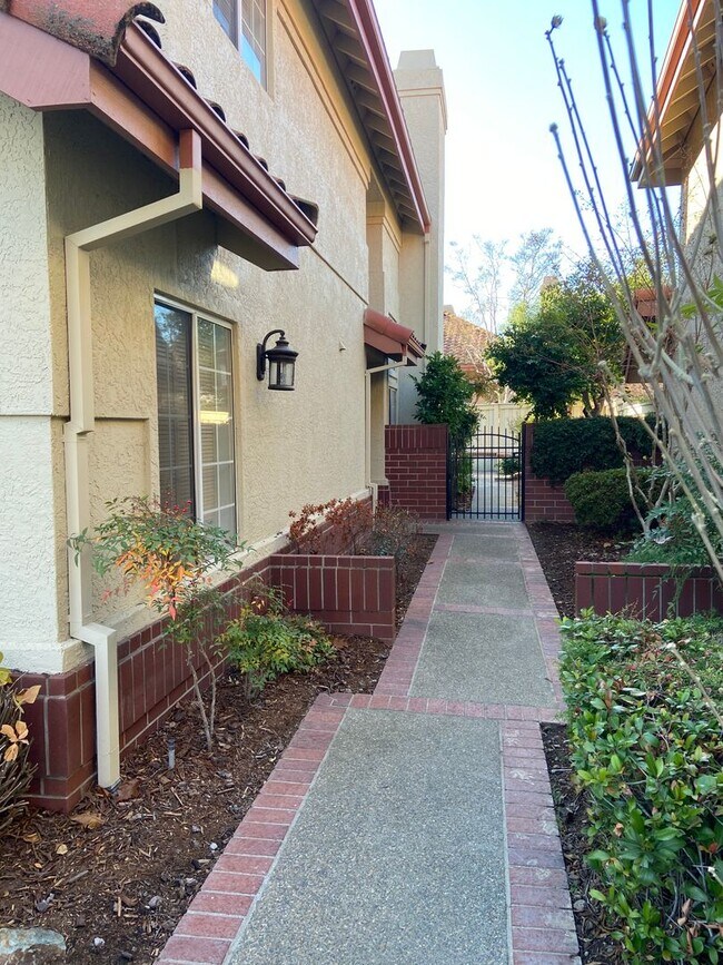 Foto del edificio - American River Canyon Folsom - 3 Bdrm, 3 Bath in gated community