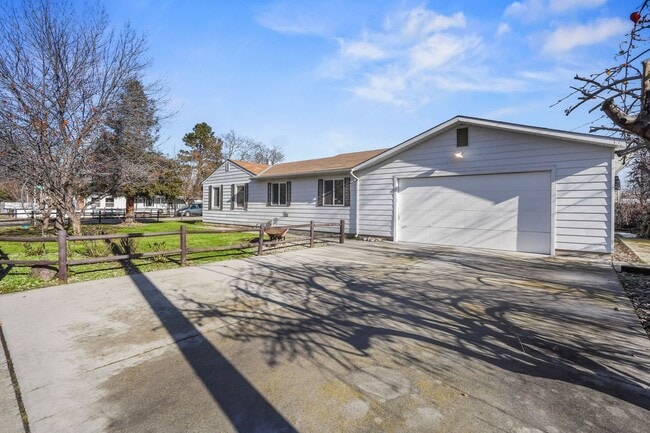 Building Photo - 3bd/2ba with Great Boise Location on Large Corner Lot