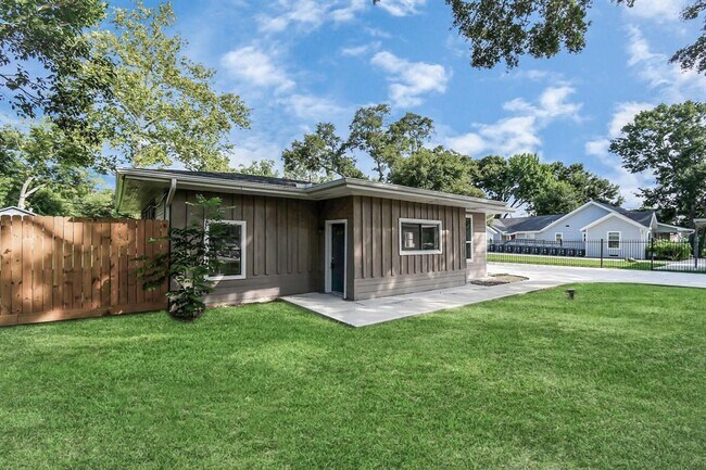 Building Photo - 6735 Alpine Dr