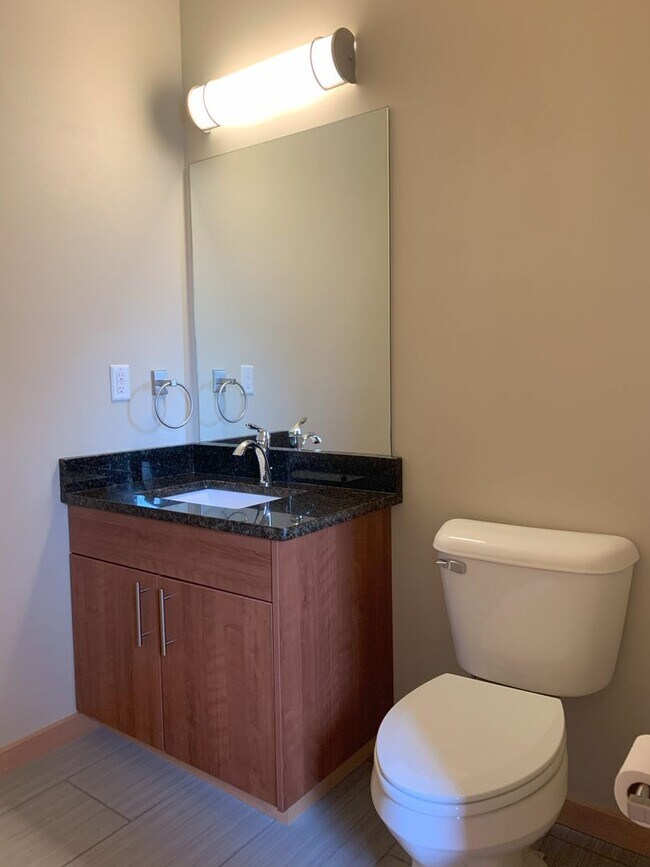 Foto del edificio - Bayview 2-bedroom loft style house, hardwood floors, AC, parking, fireplace