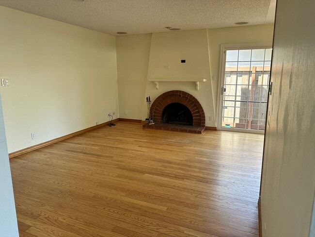 Building Photo - 3 Bedroom - North Napa (cross street Salva...