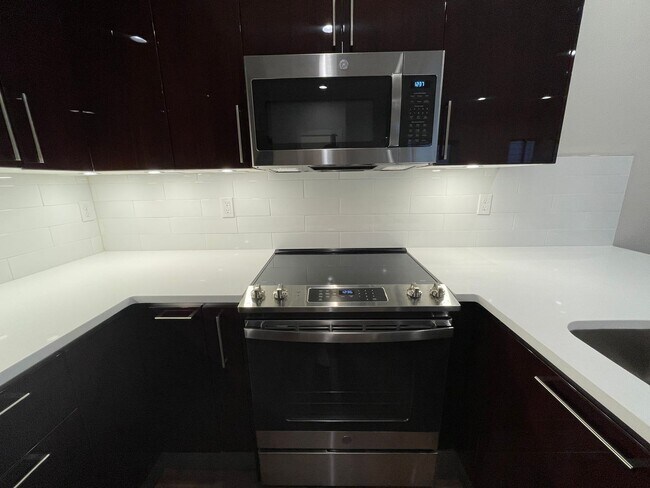 Foto del edificio - Stunning Modern 3 beds + 2.5 baths Smart H...