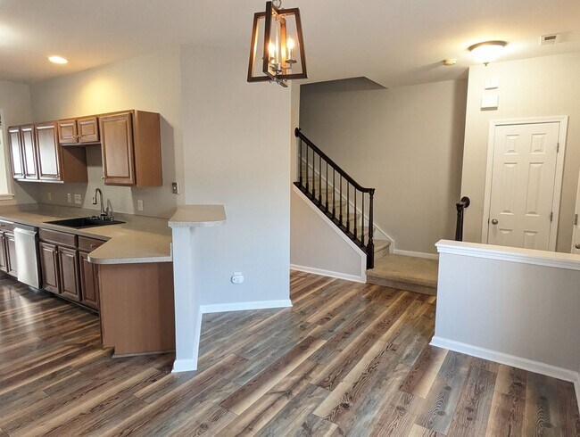 Building Photo - Townhome Close to I-485 and Shopping/Restaraunts