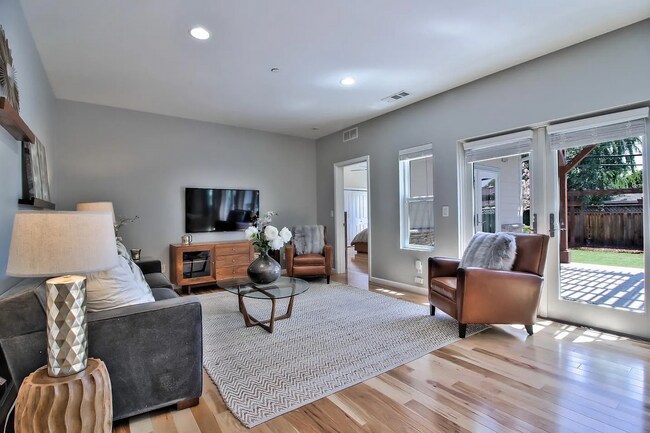 Foto del edificio - Beautiful and Updated 3BR 2BA Home in San ...