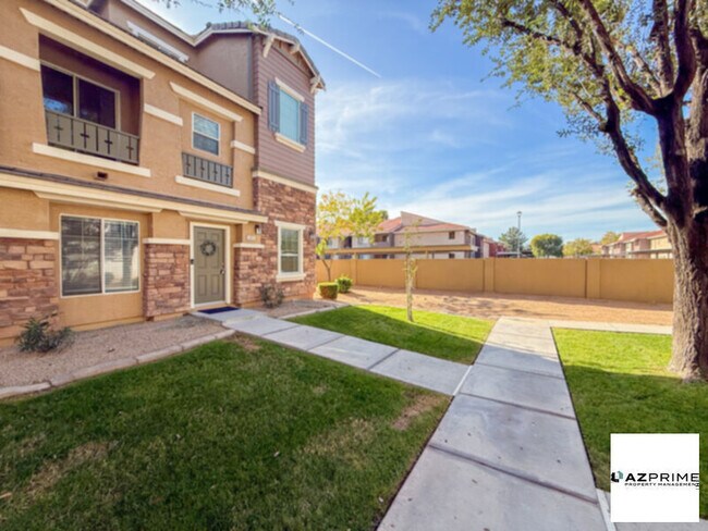 Building Photo - Stunning Gilbert 2/2 Tri-Level Townhouse - Corner Unit with Gourmet Kitchen &amp; Mountain Views!