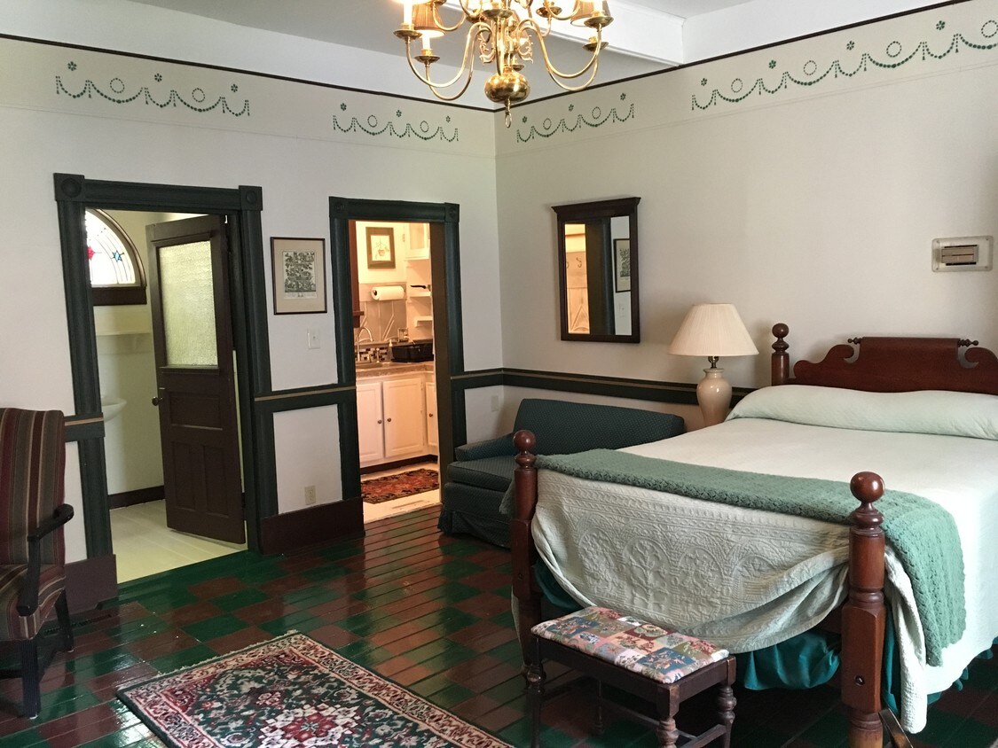 Dormitorio y sala de estar de eficiencia - 16920 Southall Plantation Ln