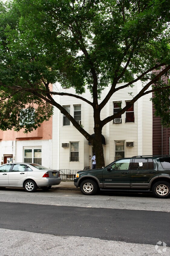 Building Photo - 729 6th Ave