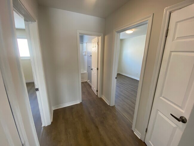 Photo du bâtiment - 2 Bed 1 Bath - upper right side