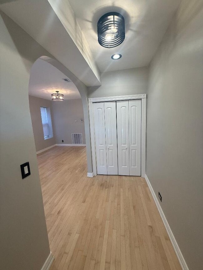 Building Photo - 3430 N Keeler Ave