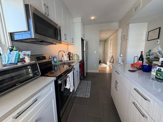 Building Photo - 208 Banks St