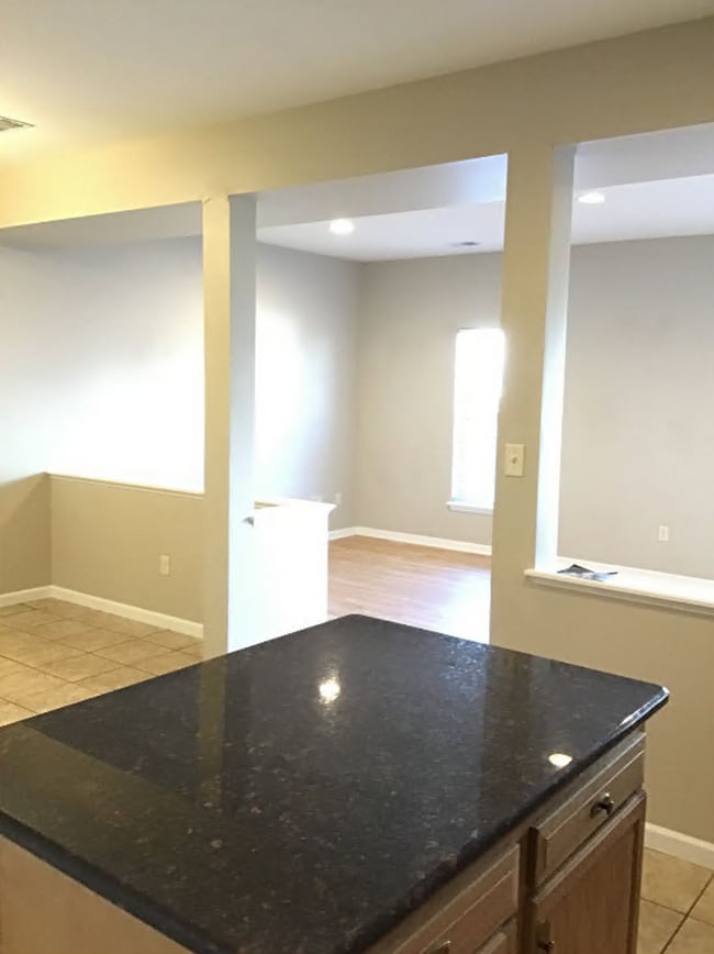 Building Photo - Spacious 3BR Townhome w/ Garage | Great Location Near I-81- Available Soon