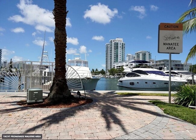 Foto del edificio - 7900 Harbor Island Dr