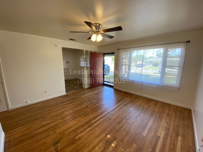 Foto del edificio - 3 bedroom, 1 bath w/Carport & Large Backyard
