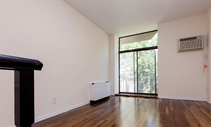 Primary Photo - 87 E 10th St