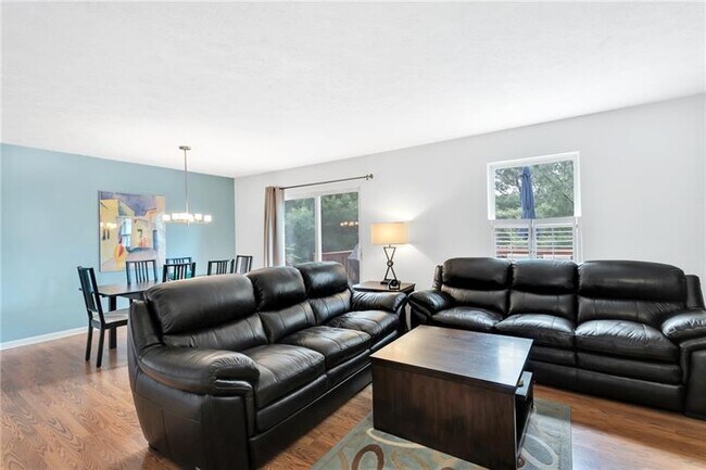 Building Photo - 722 Carters Grove Dr
