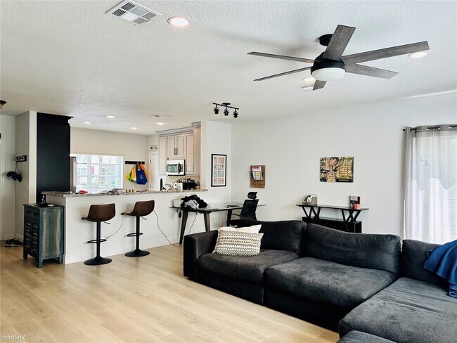 Building Photo - 2 br, 2.5 bath Townhome - 9500 Stanley Ln