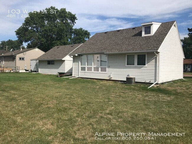 Building Photo - 4 Bed/2 Bath Home with 2 Car Garage!