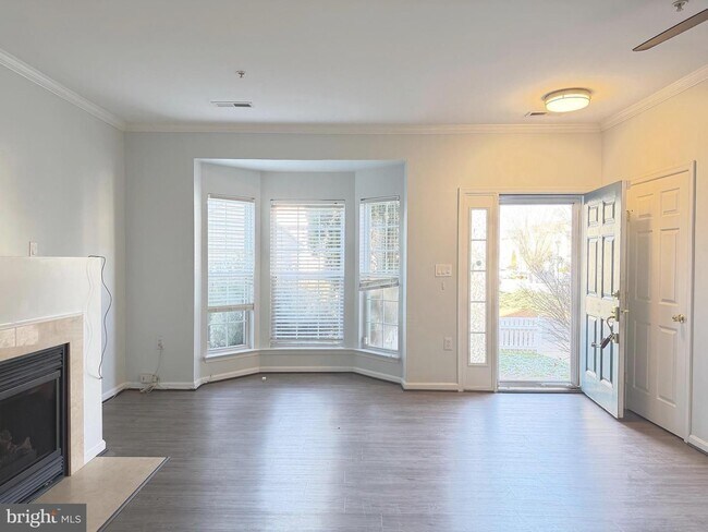 Foto del edificio - Beautiful 3bd 2.5bth Townhome in Sought-After Seven Oaks.