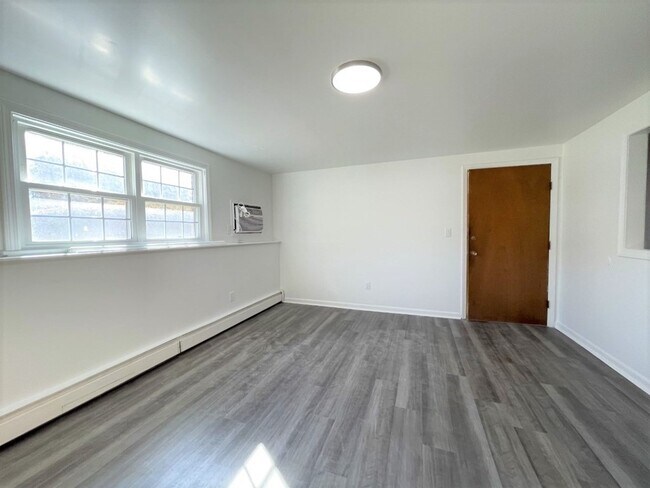 Building Photo - 805 Haverhill St